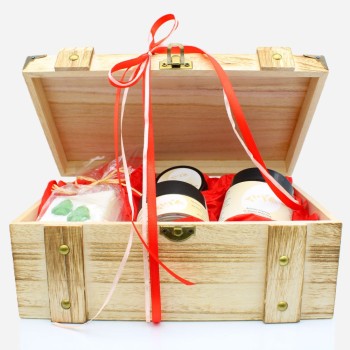 Ξύλινο μπαουλάκι με προϊόντα winter skin care essentials 