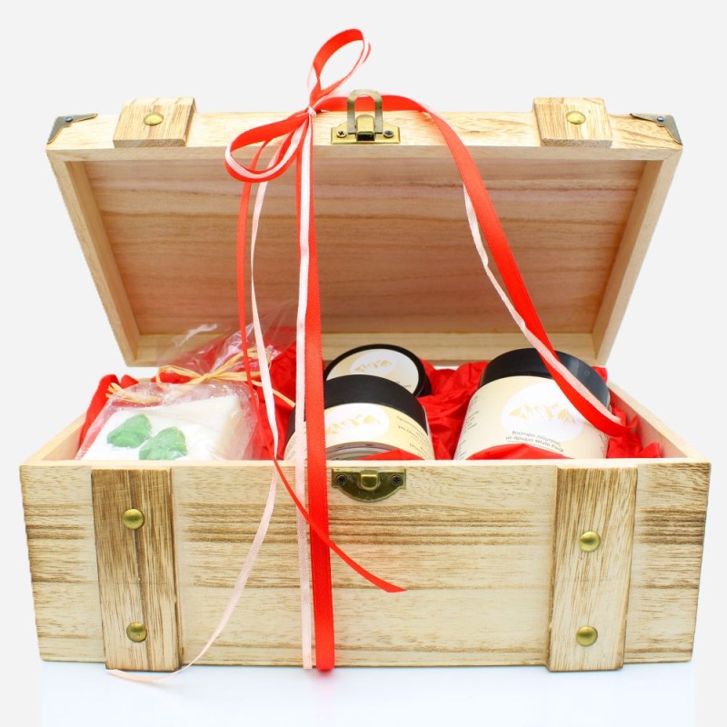 Ξύλινο μπαουλάκι με προϊόντα winter skin care essentials 