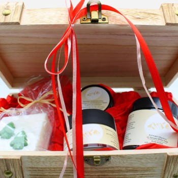 Ξύλινο μπαουλάκι με προϊόντα winter skin care essentials 