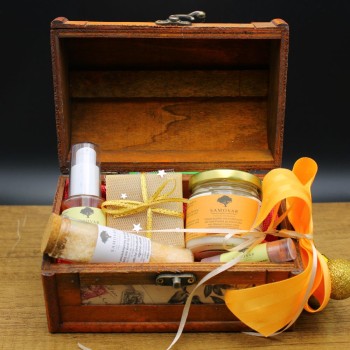 Μπαουλάκι με προϊόντα ενυδάτωσης για χέρια και πρόσωπο