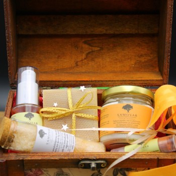 Μπαουλάκι με προϊόντα ενυδάτωσης για χέρια και πρόσωπο