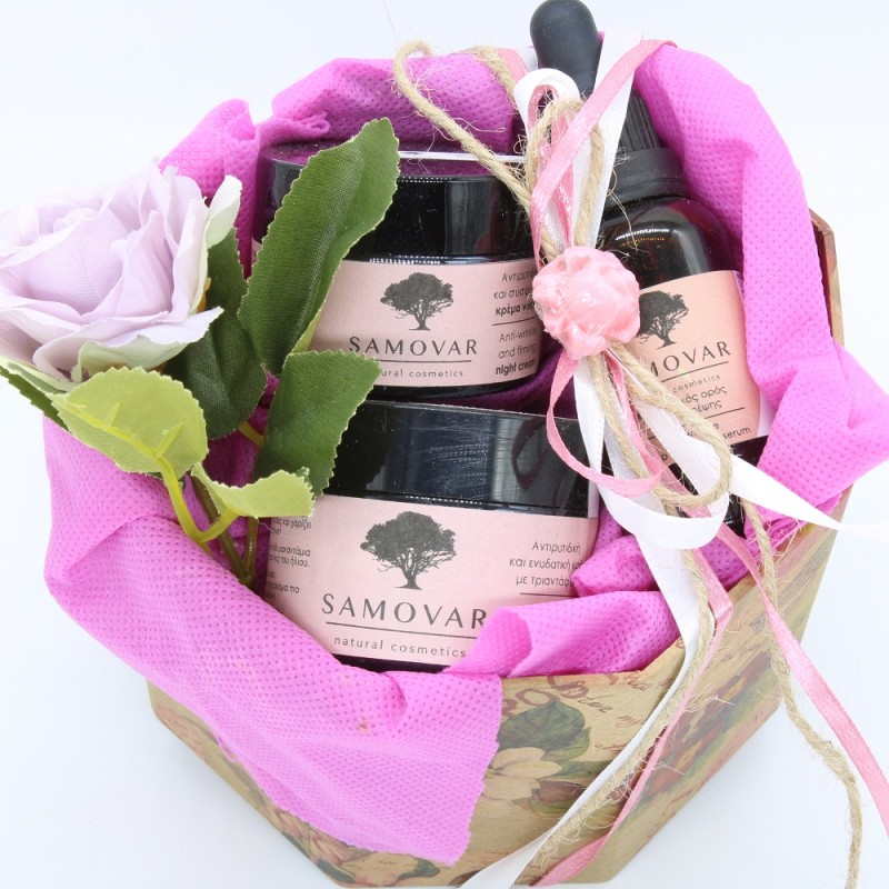 Προϊόντα αντιγήρανσης προσώπου με τριαντάφυλλο σε χάρτινο vintage κουτί