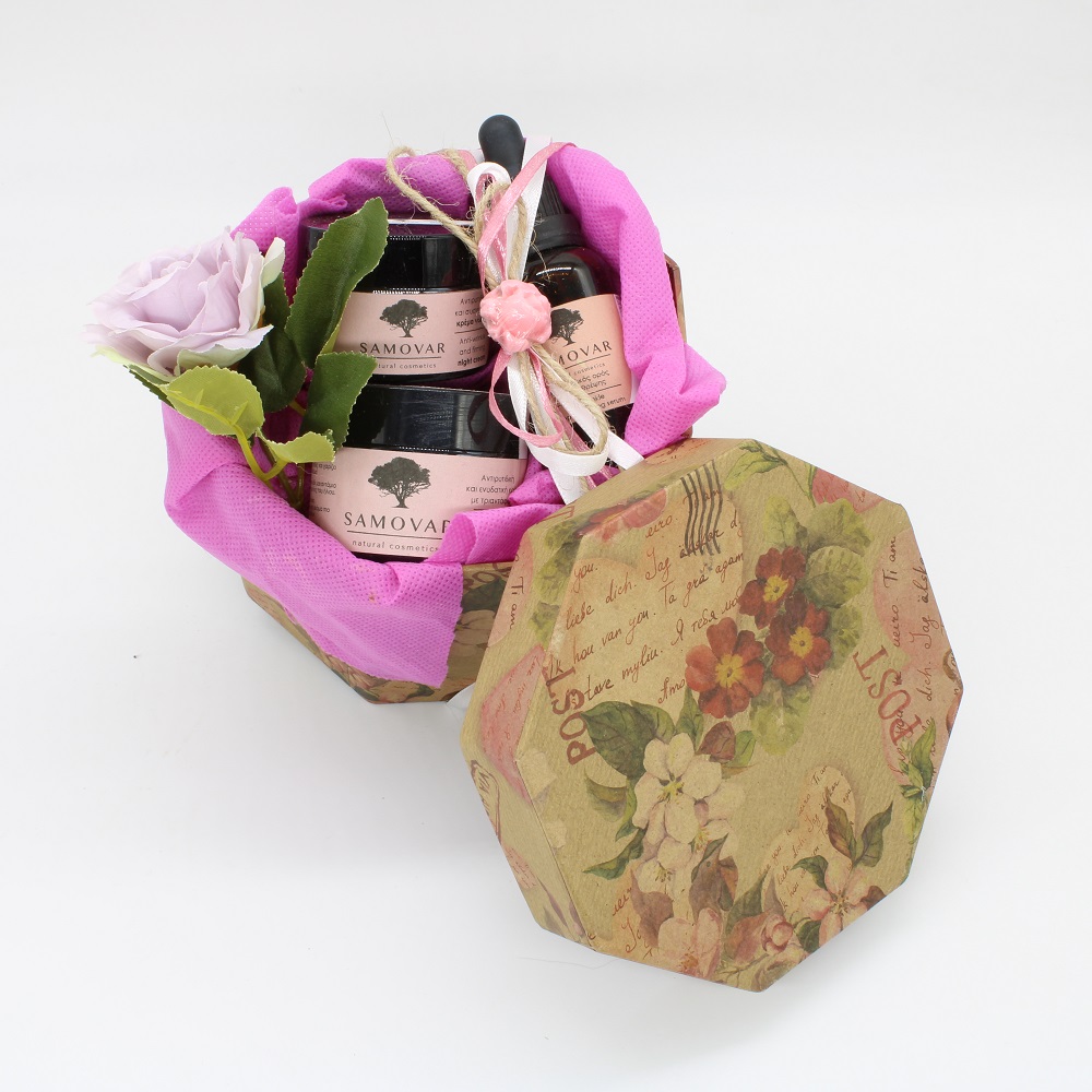 Προϊόντα αντιγήρανσης προσώπου με τριαντάφυλλο σε χάρτινο vintage κουτί