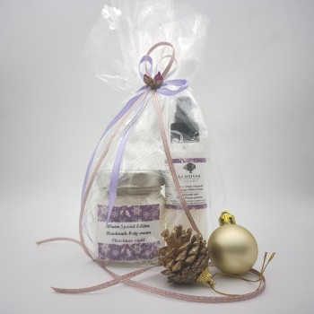 Προϊόντα περιποίησης σώματος με άρωμα Winter Flower σε συσκευασία δώρου